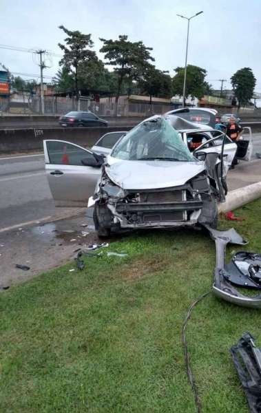 Durante perseguição policial, veículo colidiu e capotou na BR-101 - Reprodução/ Whatsapp O DIA