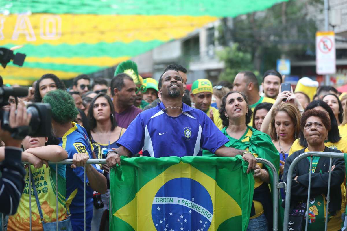 Torcida brasileira na Rua Alzira Brand&atilde;o, o tradicional Alzir&atilde;o, na Tijuca, Zona Norte do Rio - Cesar Sales/Parceiro/Ag&ecirc;ncia O Dia
