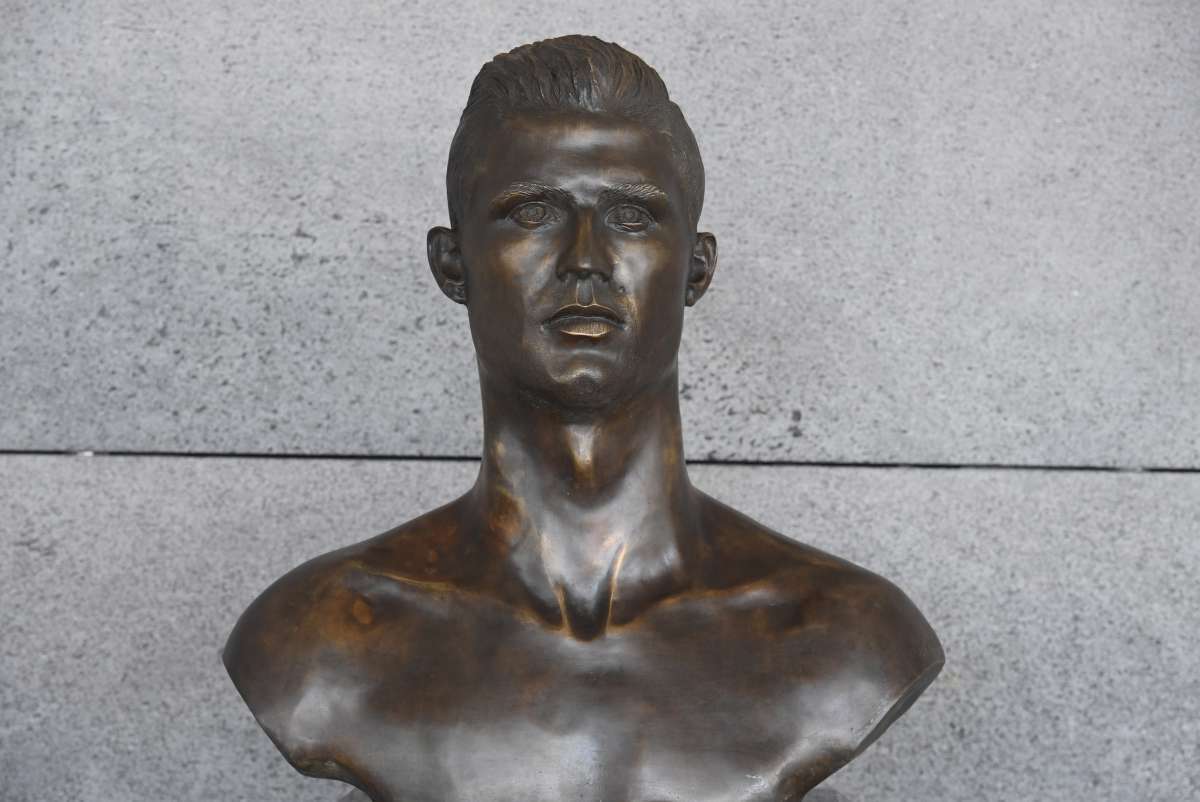 Novo busto de Cristiano Ronaldo foi exposto em aeroporto de Madeira
