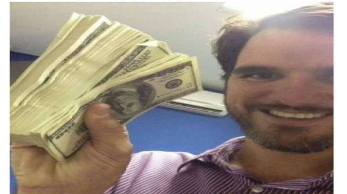 O advogado Diego Jatobá já protagonizou outra polêmica ao posar para foto com maço de dinheiro
