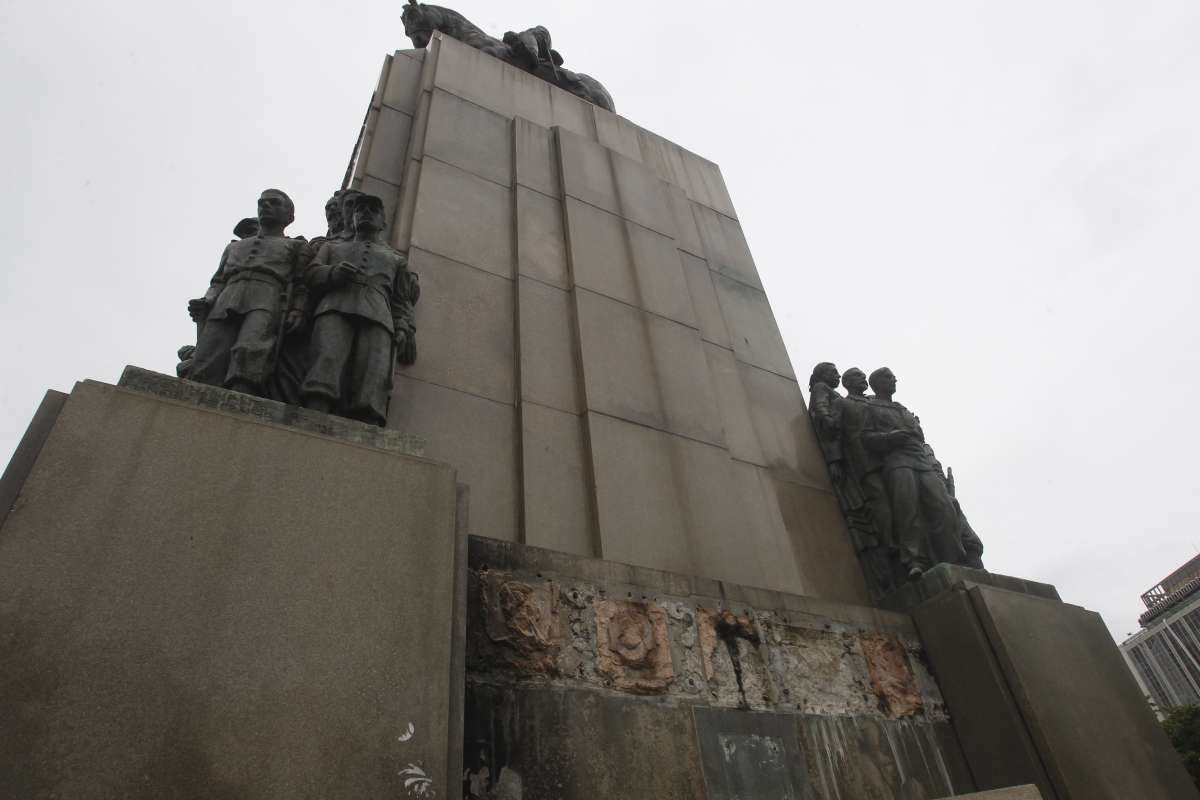 Roubo de placas em monumento na Pra&ccedil;a Paris centro do Rio,, Foto  Severino  Silva Agencia O Dia