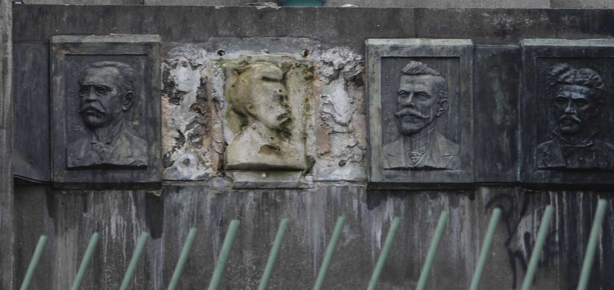 Roubo de placas em monumento na Praça Paris centro do Rio,, Foto  Severino  Silva Agencia O Dia
