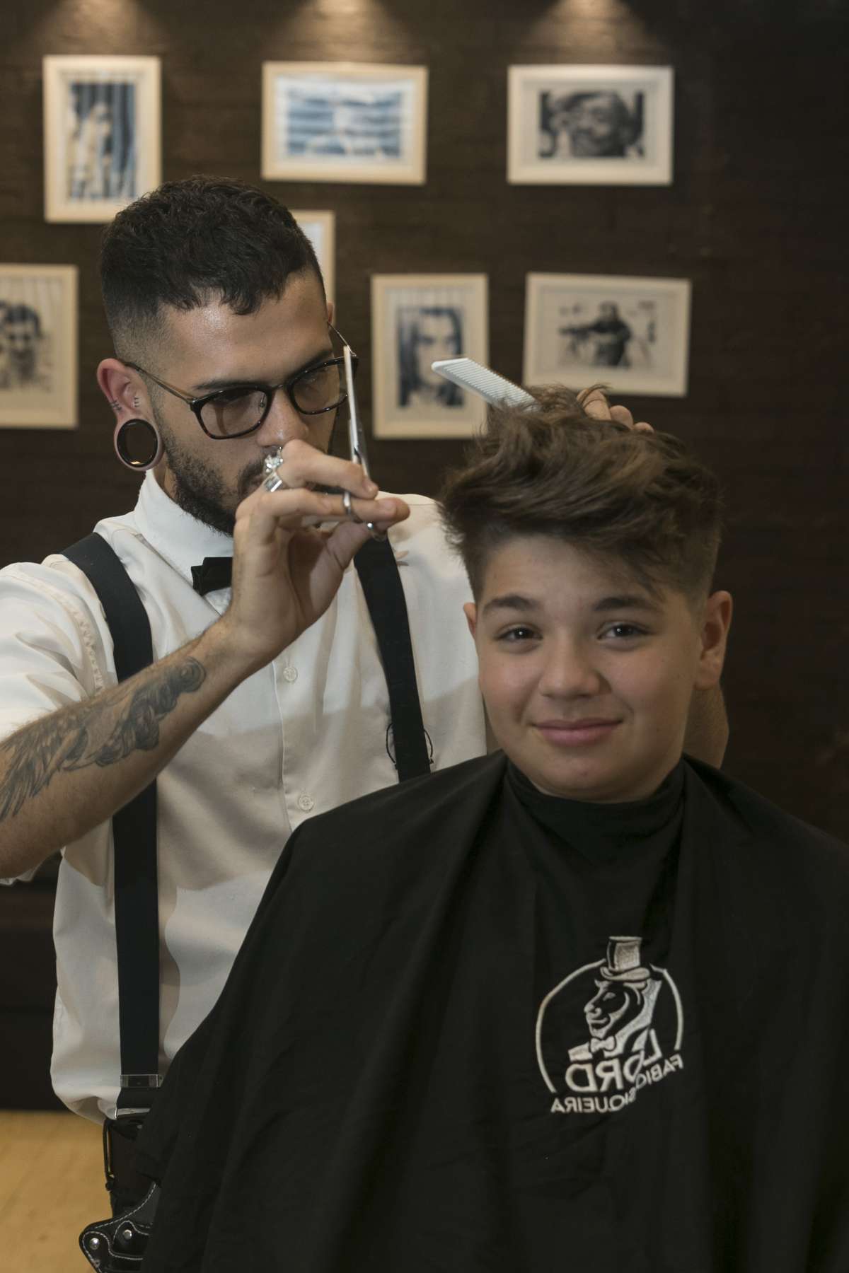 O barbeiro Álvaro, da barbearia Fábio Siqueira, adaptou ontem o corte de Neymar para o jovem Artur - Daniel Castelo Branco