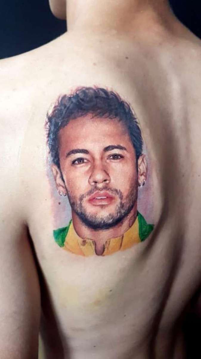 Wemerson Ramos Cordeiro, de 22 anos, de Nova Friburgo, tatuou o rosto de Neymar nas costas 