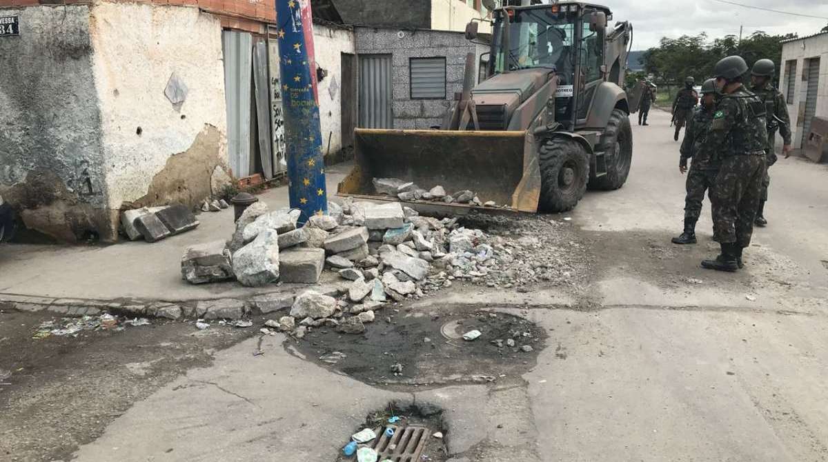 Militares destroem barricadas montadas por traficantes na Cidade de Deus