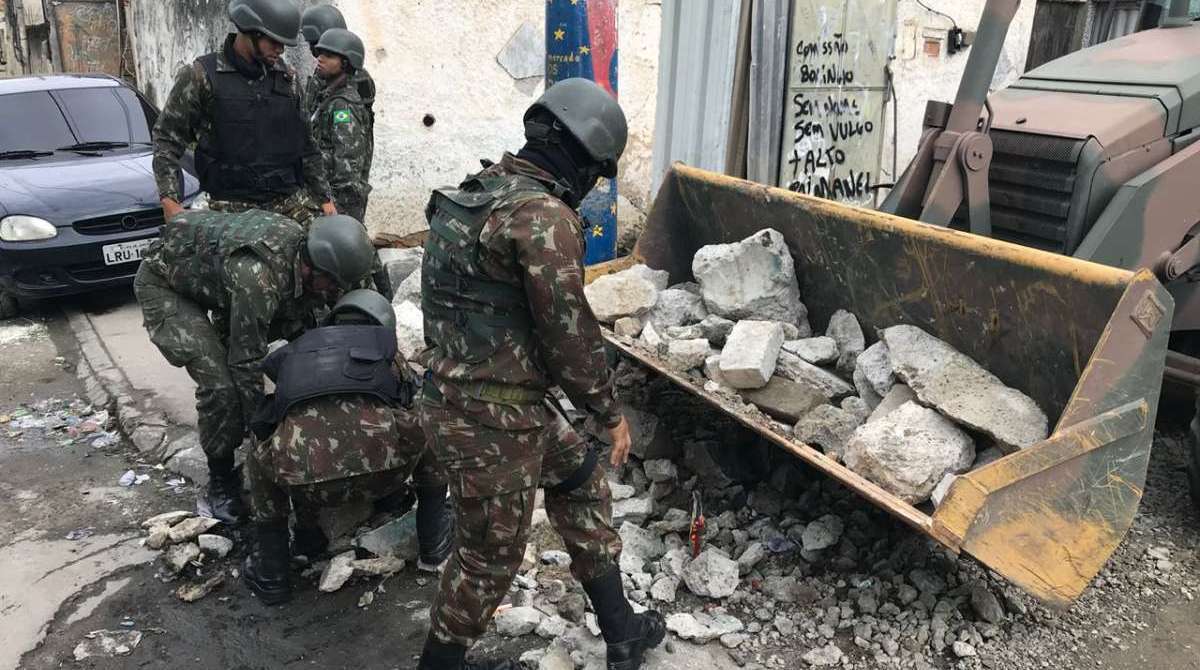 Militares destroem barricadas montadas por traficantes na CDD e usam escavadeira para retirar entulho - Divulgação 