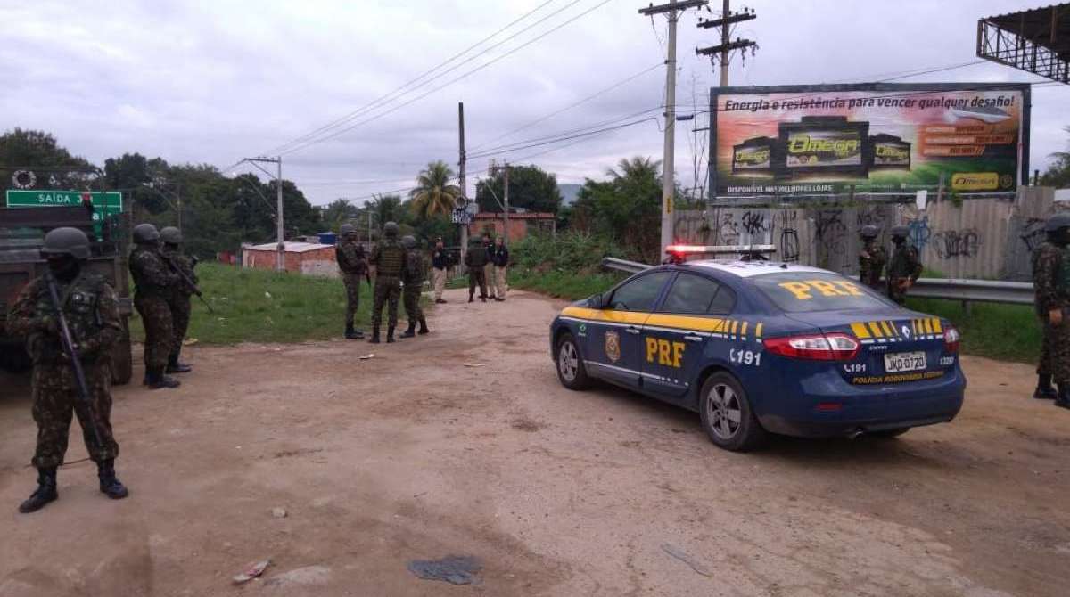 Militares em rodovia que corta Paraty, na Região da Costa Verde do estado do Rio