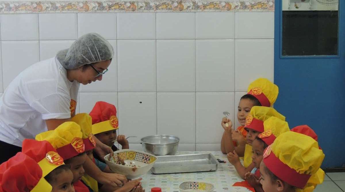 Crianças aprenderam a preparar o próprio lanche - Divulgação