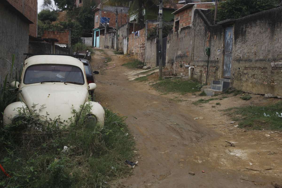 Queimados na Baixada Fluminense foi considerada a Cidade mai violenta do Brasil , População reclama de não terem saneamento basico,agua encanada ,saúde  e muitas Ruas  sem asfalto mas consta como asfaltadas!  Bairro Vale Ouro,  Foto  Severino  Silva Agencia O Dia