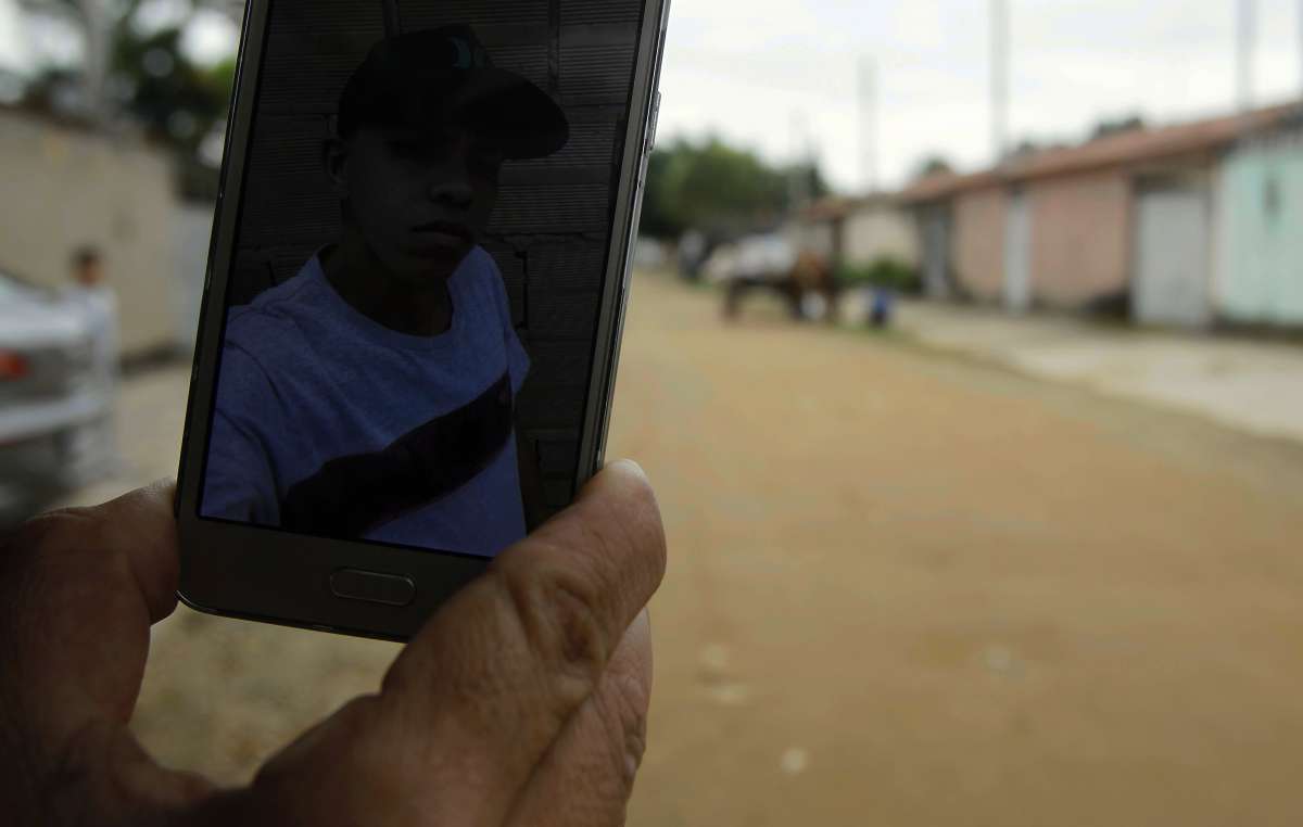 Queimados na Baixada Fluminense foi considerada a Cidade mai violenta do Brasil , População reclama de não terem saneamento basico,agua encanada ,saúde  e muitas Ruas  sem asfalto mas consta como asfaltadas!  reprodução do  Adriano Nascimento assassinado no Bairro Jorgeta  Foto  Severino  Silva Agencia O Dia