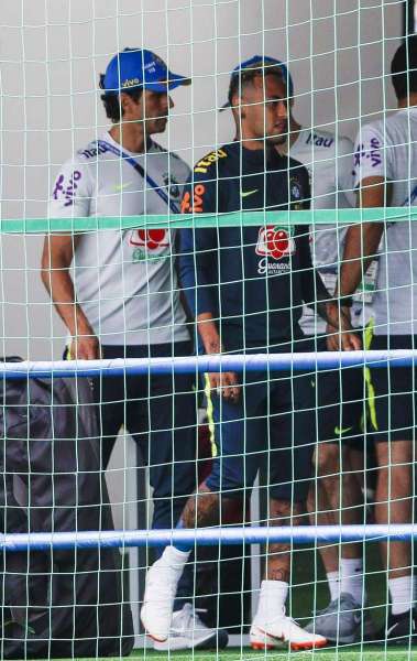 Neymar reclamou de dores - AFP PHOTO / Adrian DENNIS