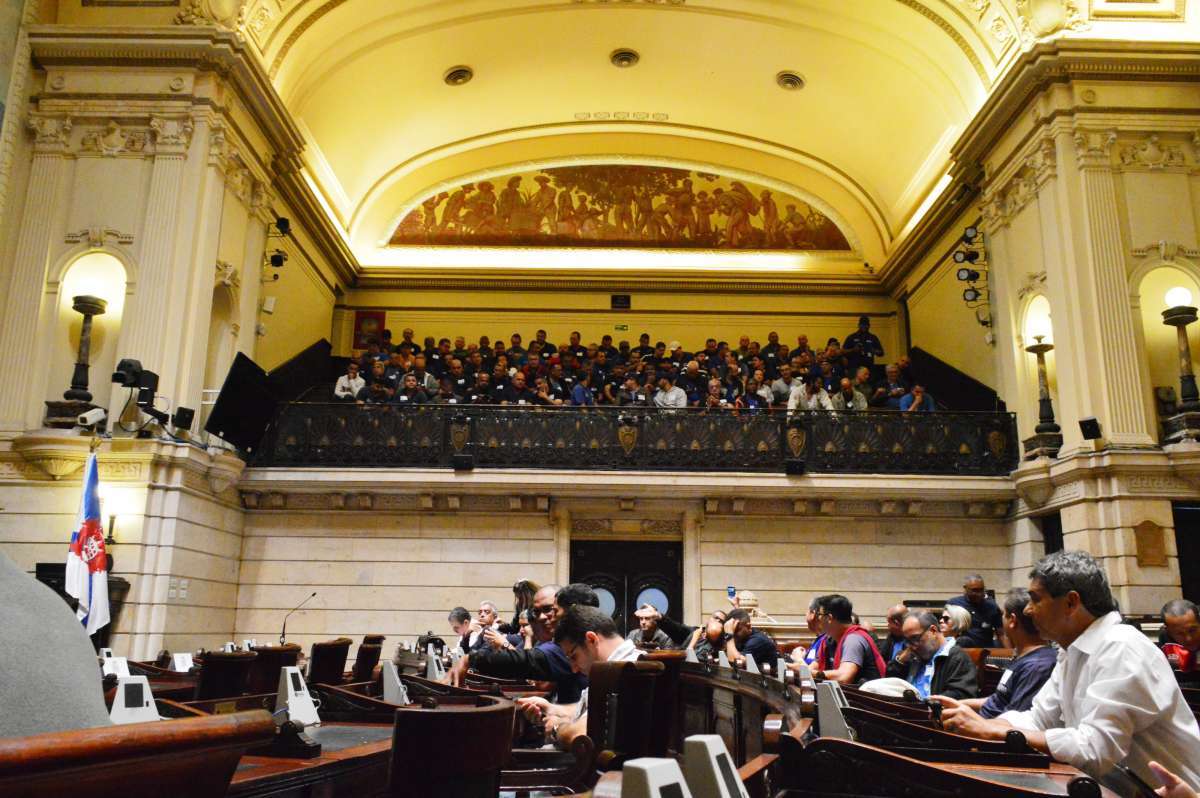 2018-06-19 - AG&Ecirc;NCIA DE NOT&icirc;CIAS  - PARCEIRO - C&acirc;mara dos Vereadores do Rio ouve motoristas permission&aacute;rios e auxiliares de transportes alternativos na manh&atilde; desta ter&ccedil;a-feira (19). Os profissionais participam de audi&ecirc;ncia p&uacute;blica da comiss&atilde;o de Transportes e Tr&acirc;nsito para discutir reivindica&ccedil;&otilde;es da categoria