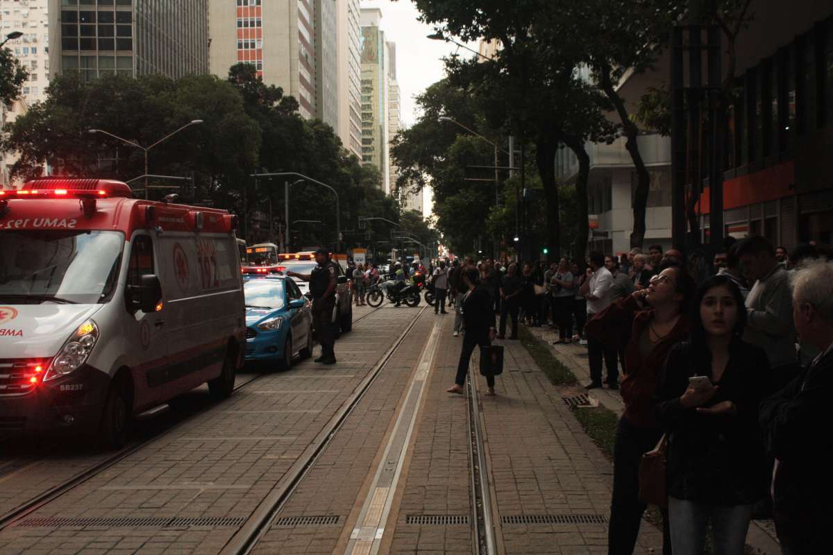 2018-06-19 - AG&Ecirc;NCIA DE NOT&Iacute;CIAS - PARCEIRO - Um tremor sentido em um pr&eacute;dio na Avenida Rio Branco, no Centro da Cidade do Rio de Janeiro, deixou dezenas de pessoas assustadas na tarde desta ter&ccedil;a-feira (19).