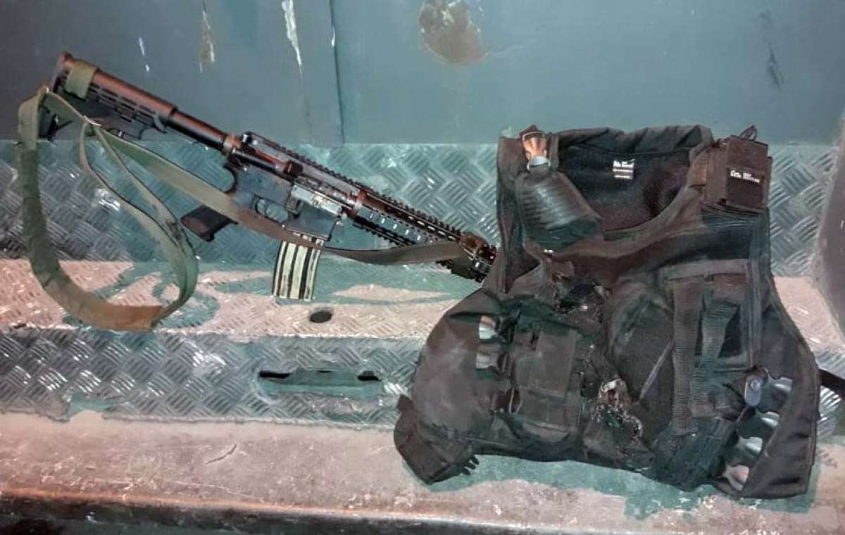 Um fuzil foi apreendido com o bandido - Divulgação / Polícia Militar