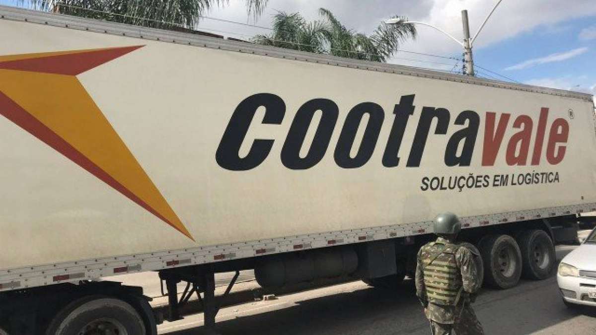 Motorista de caminhão é feito refém durante roubo de carga na Ceasa - Divulgação