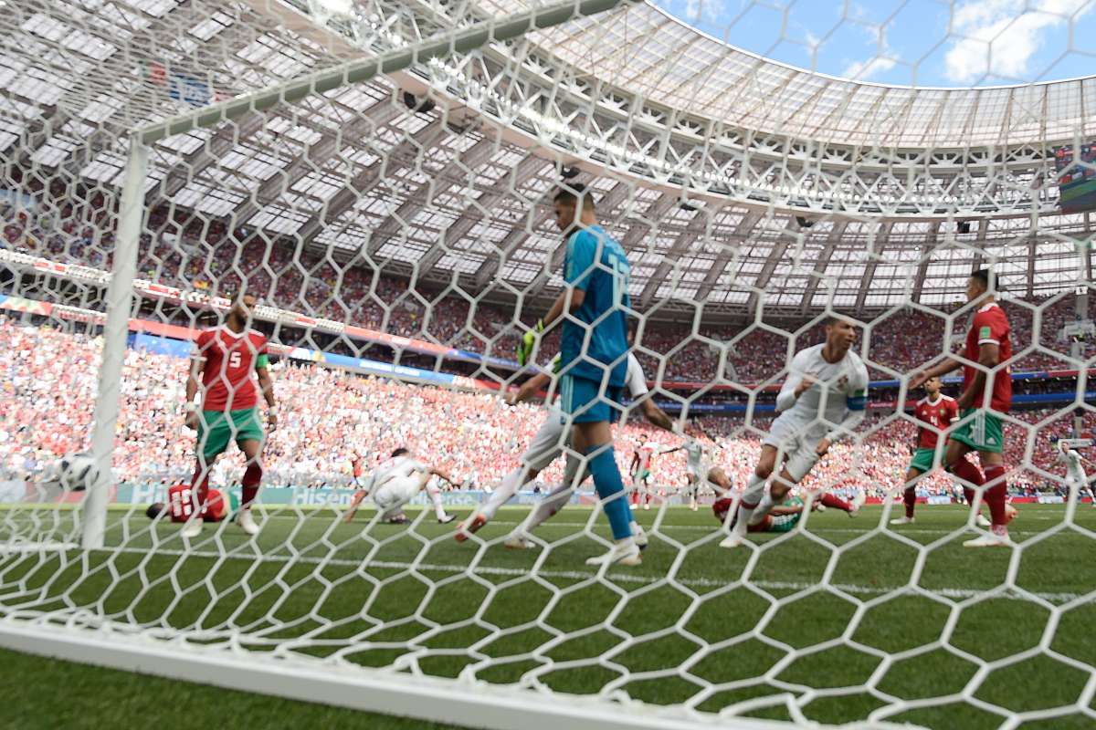 Cristiano Ronaldo marca de cabeça o gol da vitória de Portugal sobre Marrocos na Copa da Rússia