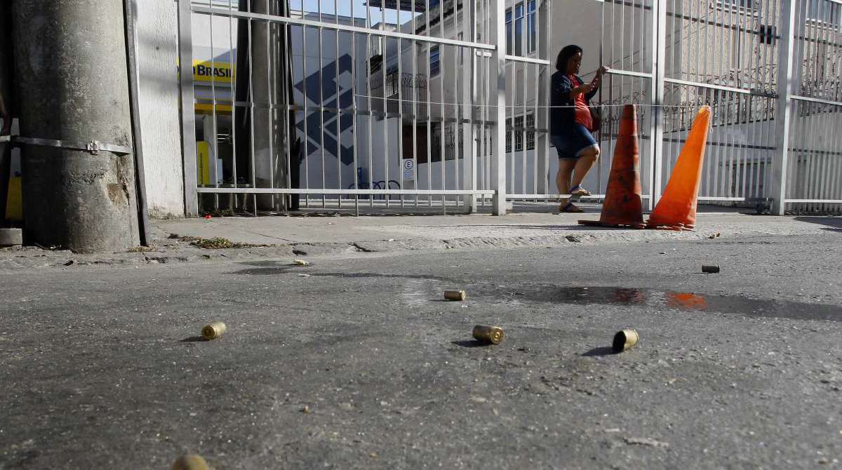 Bandidos explodem agência do Banco do Brasil em frente ao Cadeg, em