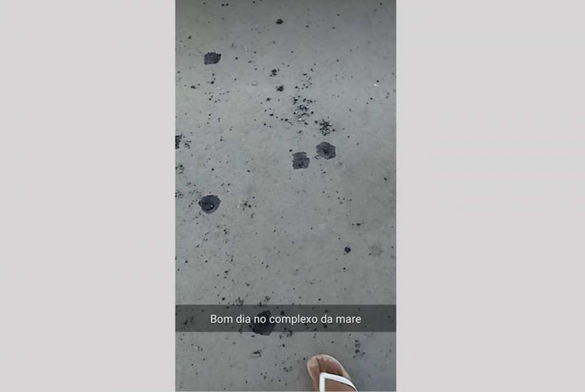 Marcas de tiros no chão. Moradores denunciam que helicópteros da Polícia Civil atiraram para baixo nas comunidades da Maré