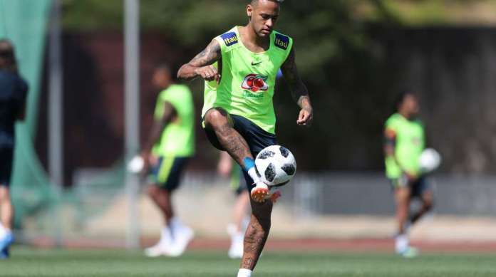 Neymar domina a bola: o craque mostrou que est� recuperado