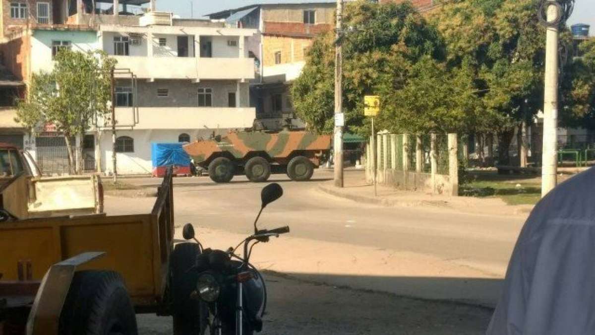 Um dos dois tanques do Exército que apoiaram a operação da Polícia Civil no Complexo da Maré