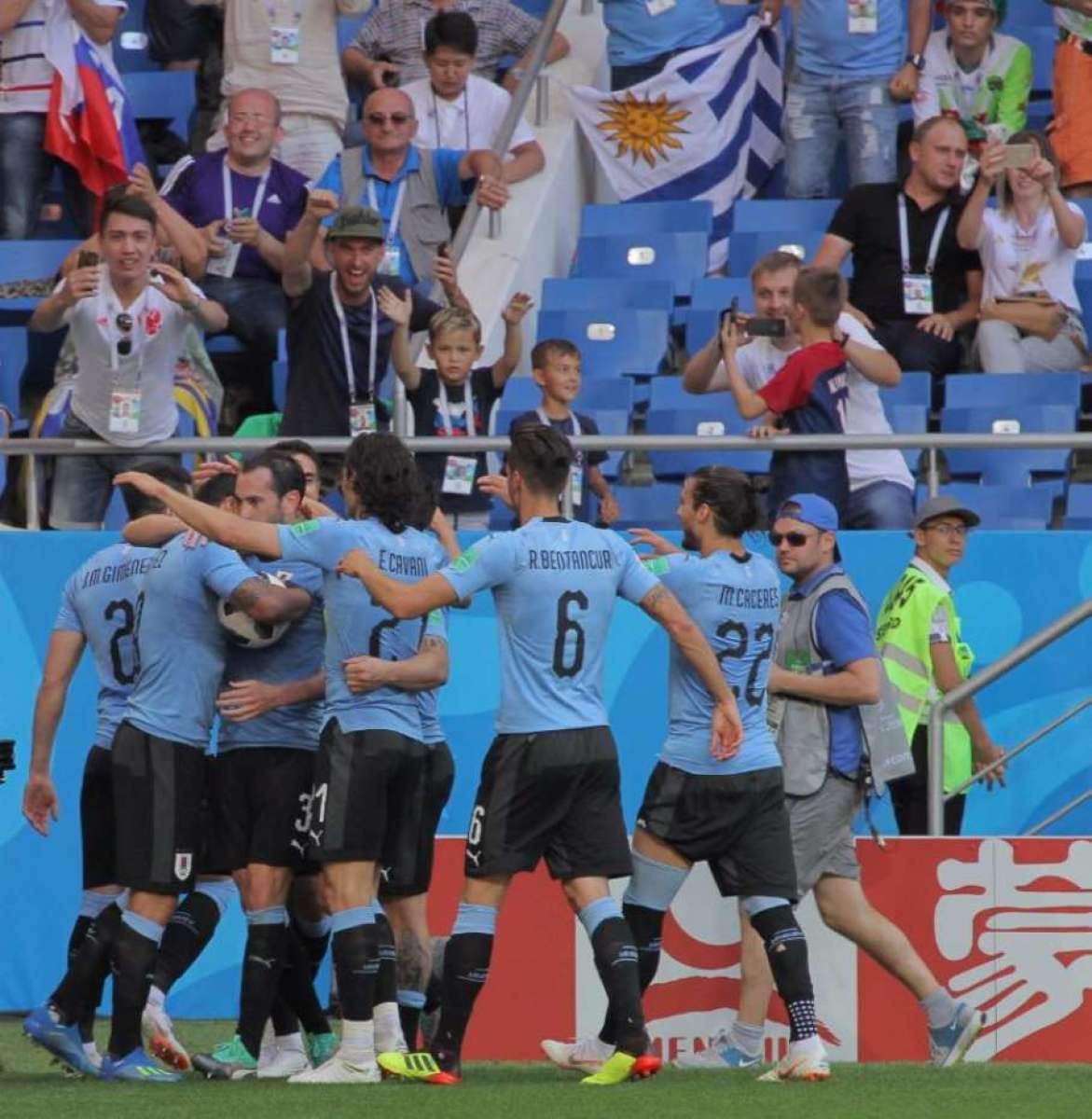 Jogadores uruguaios comemoram o gol de Su&aacute;rez