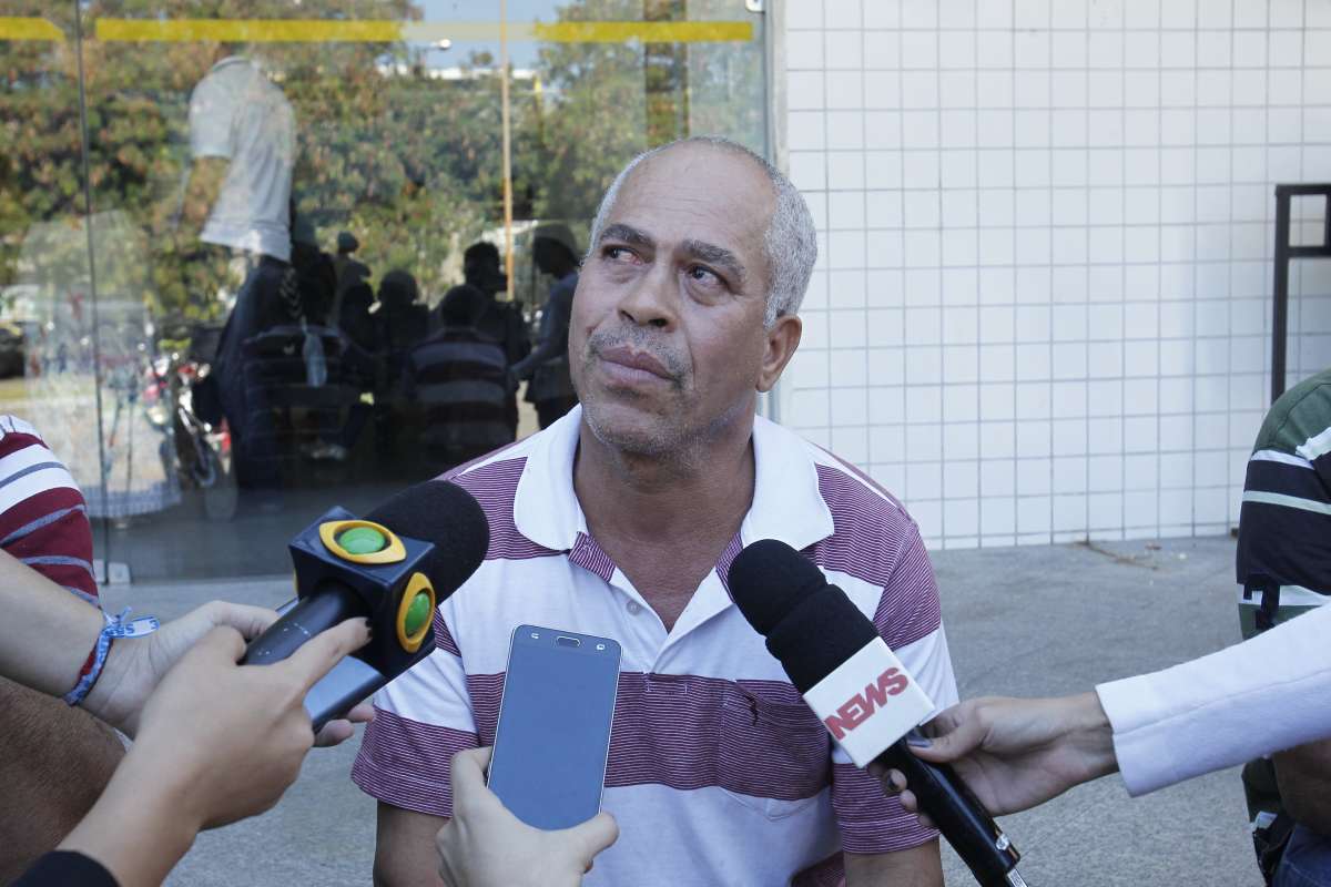 Adolescente de 14 anos é morto em ataque de bandidos na Vila Vintém, em Realengo
Guilherme Henrique Pereira estava de bicicleta quando criminosos em um carro cinza passaram atirando. Na foto, o pai do adolescente, Sr,Roberto Carlos Ribeiro Natal                                                          CIDADE,TIROS,POLÍCIA,MORTE