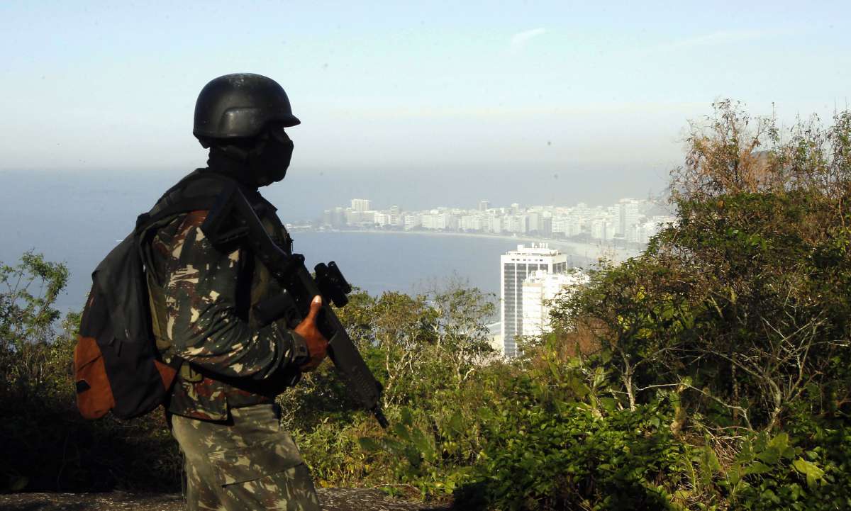 Militares nas favelas do Chapeu Mangueira e Babilonia no Leme Zona Sul do Rio Foto  Severino  Silva Agencia O Dia