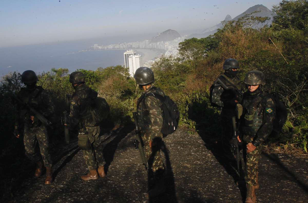 Militares nas favelas do Chapeu Mangueira e Babilonia no Leme Zona Sul do Rio Foto  Severino  Silva Agencia O Dia