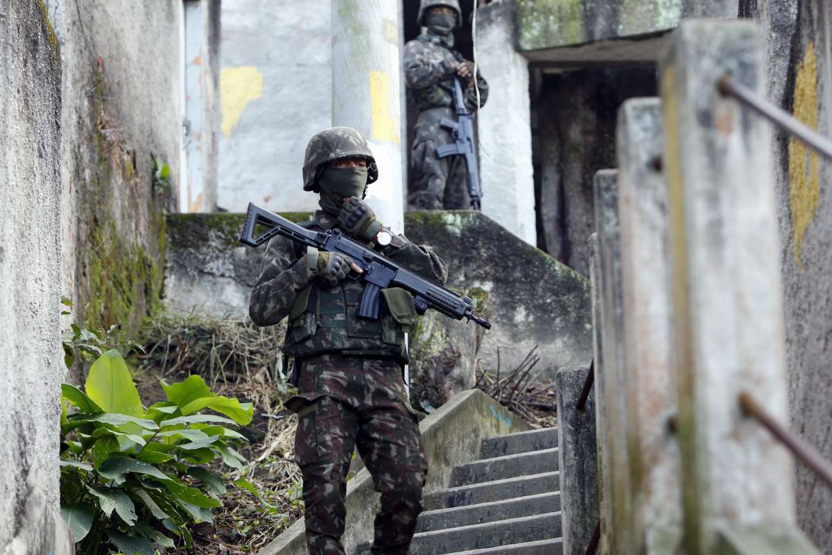 Militares nas favelas do Chapeu Mangueira e Babilonia no Leme Zona Sul do Rio Foto  Severino  Silva Agencia O Dia
