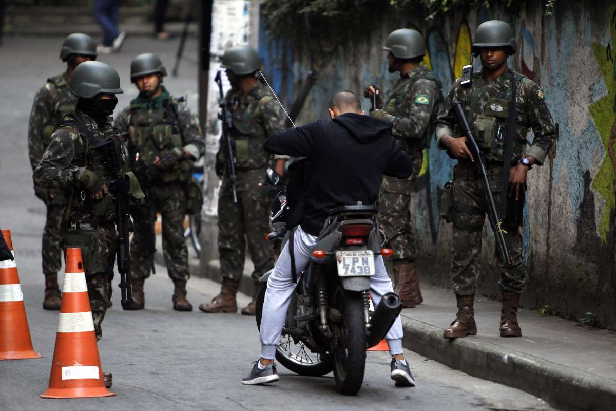 Militares nas favelas do Chapeu Mangueira e Babilonia no Leme Zona Sul do Rio Foto  Severino  Silva Agencia O Dia