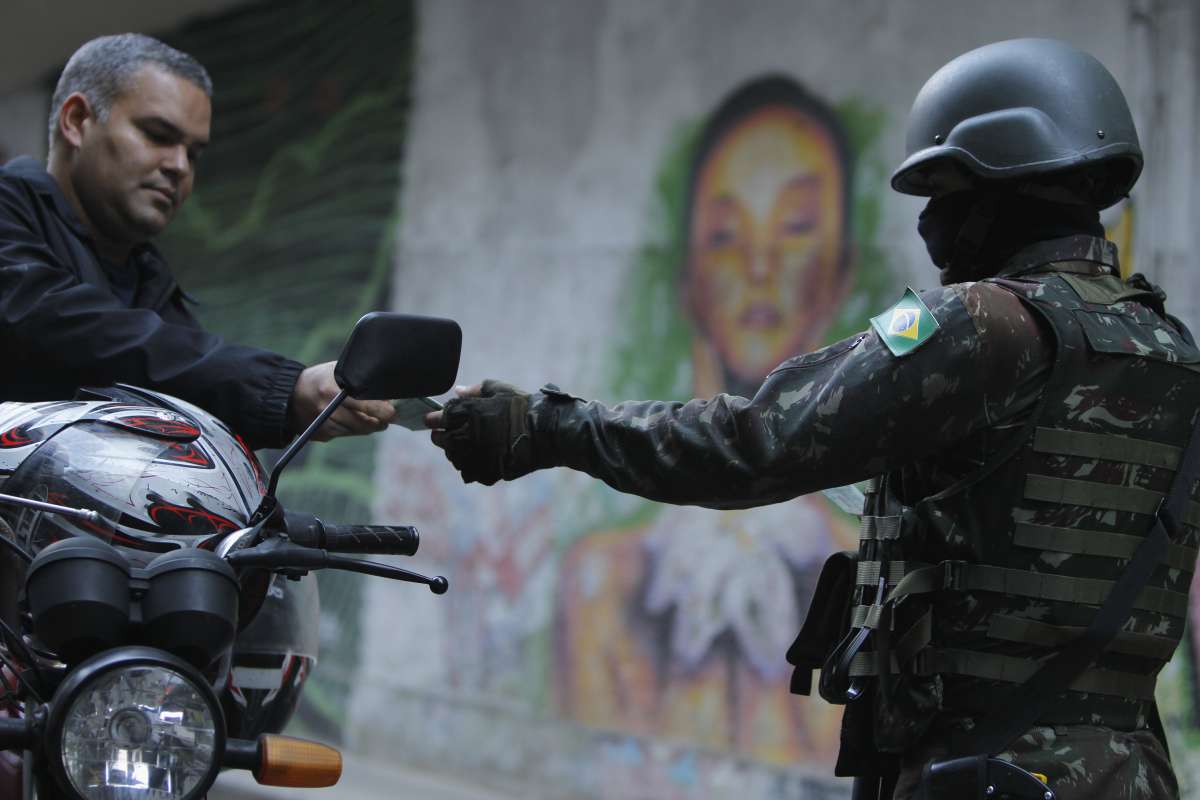 Militar pede documento de motociclista em opera&ccedil;&atilde;o nas favelas do Chap&eacute;u Mangueira e Babil&ocirc;nia, no Leme  - Severino Silva