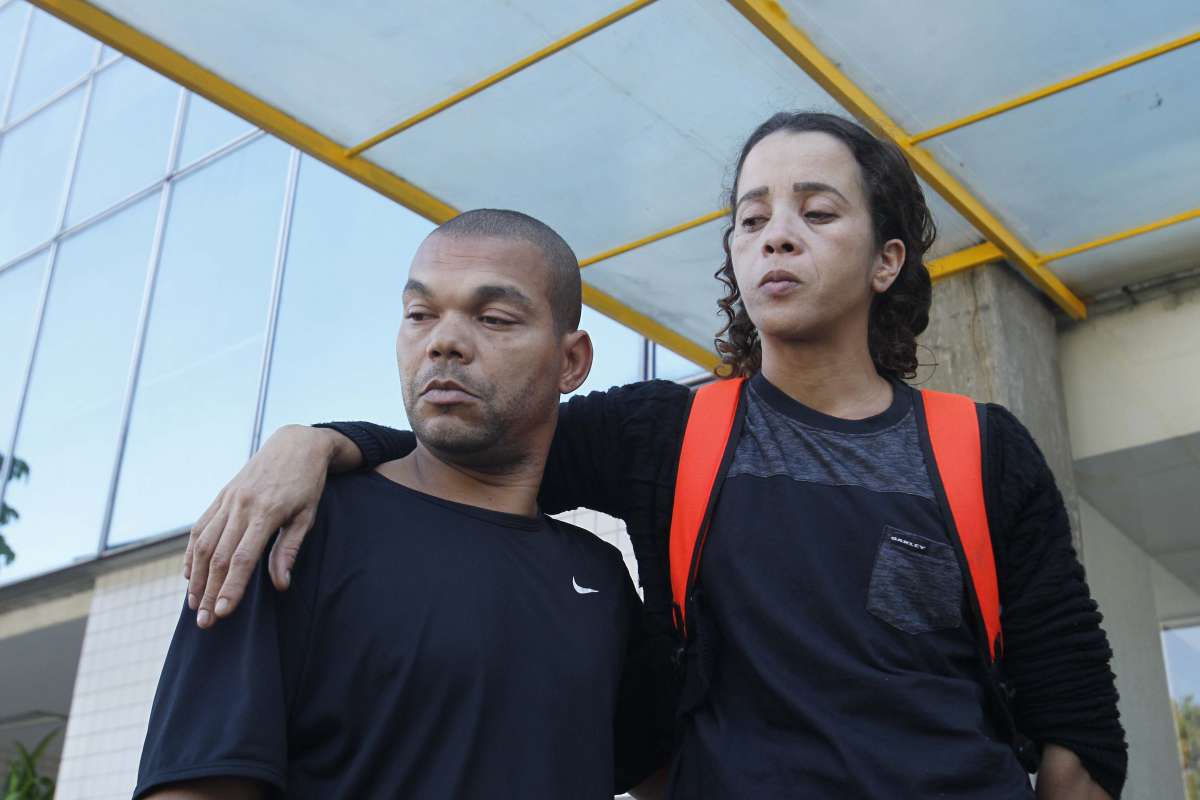 Suite da morte do jovem Marcos Vinicius baleado e morto na Mar,e durante troca de tiros entre a pol&iacute;cia e traficantes.Na foto, a senhora Bruna da silva E O PAI jOS&Eacute; gERSON DA sILVA, M&agrave; de Vinicius. Fotos de Estefan Radovicz / Ag&ecirc;ncia O Dia                POL,ICIA,TR,AFICO,TIROS,MORTE,MAR&Eacute;
      Byline