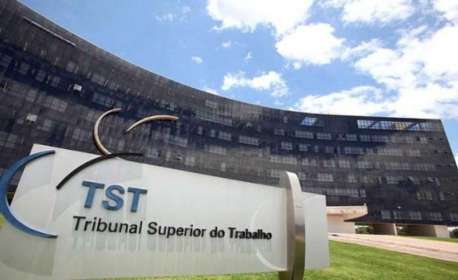 Homem que ganhava quase R$ 30 mil por mês recebe multa de R$ 2,4 mil por alegar 'ser pobre'