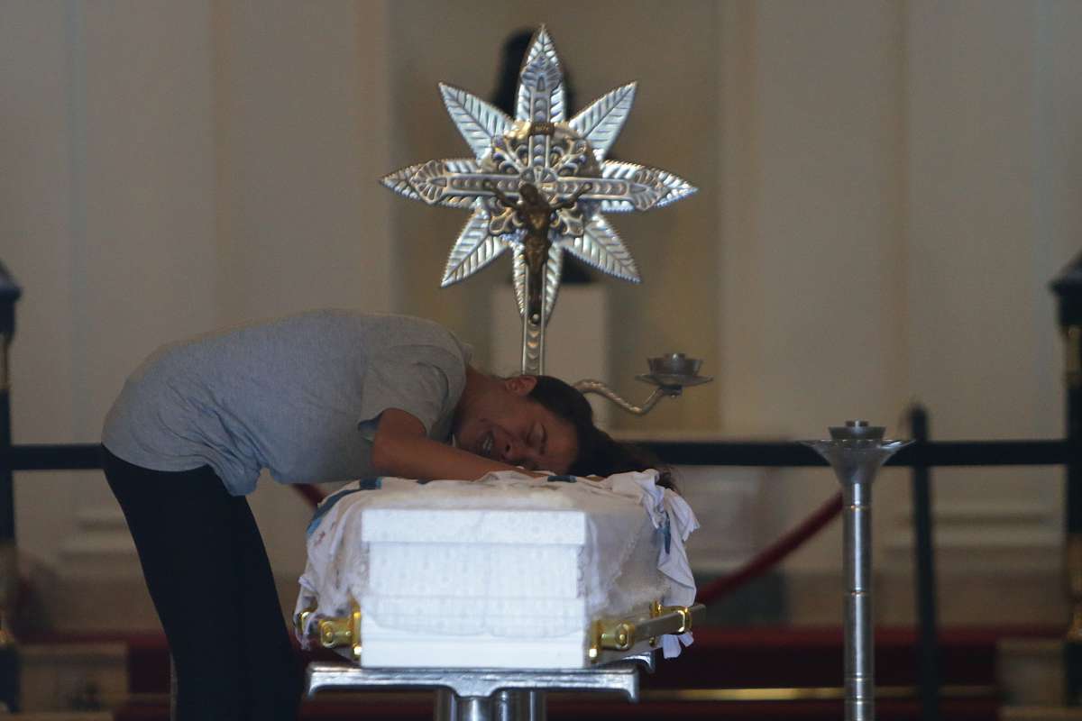 O estudante Marcos Vin&iacute;cius da Silva, de 14 anos, morto no Complexo da Mar&eacute;, na Zona Norte do Rio, est&aacute; sendo velado no Pal&aacute;cio da Cidade, em Botafogo, na Zona Sul, nesta quinta-feira. Na foto a m&atilde;e do adolescente. Foto: Daniel Castelo Branco / Ag&ecirc;ncia O Dia
