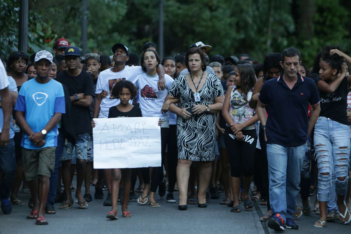 O estudante Marcos Vin&iacute;cius da Silva, de 14 anos, morto no Complexo da Mar&eacute;, na Zona Norte do Rio, est&aacute; sendo velado no Pal&aacute;cio da Cidade, em Botafogo, na Zona Sul, nesta quinta-feira. Na foto amigos e familiares chegando ao local do vel&oacute;rio. Muita gente chorando no local. Foto: Daniel Castelo Branco / Ag&ecirc;ncia O Dia