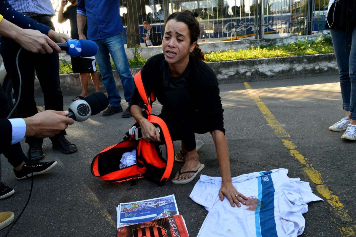 2018-06-21 - AG&Ecirc;NCIA DE NOT&icirc;CIAIS - PARCEIRO - Pais do estudante Marcos Vinicius da Silva, 14 anos, que morreu v&iacute;tima de bala perdida no Complexo da Mar&eacute;, Zona Norte do Rio, durante opera&ccedil;&atilde;o da Pol&iacute;cia Civil, na quarta-feira (20),  foram ao IML para liberar o corpo do adolescente