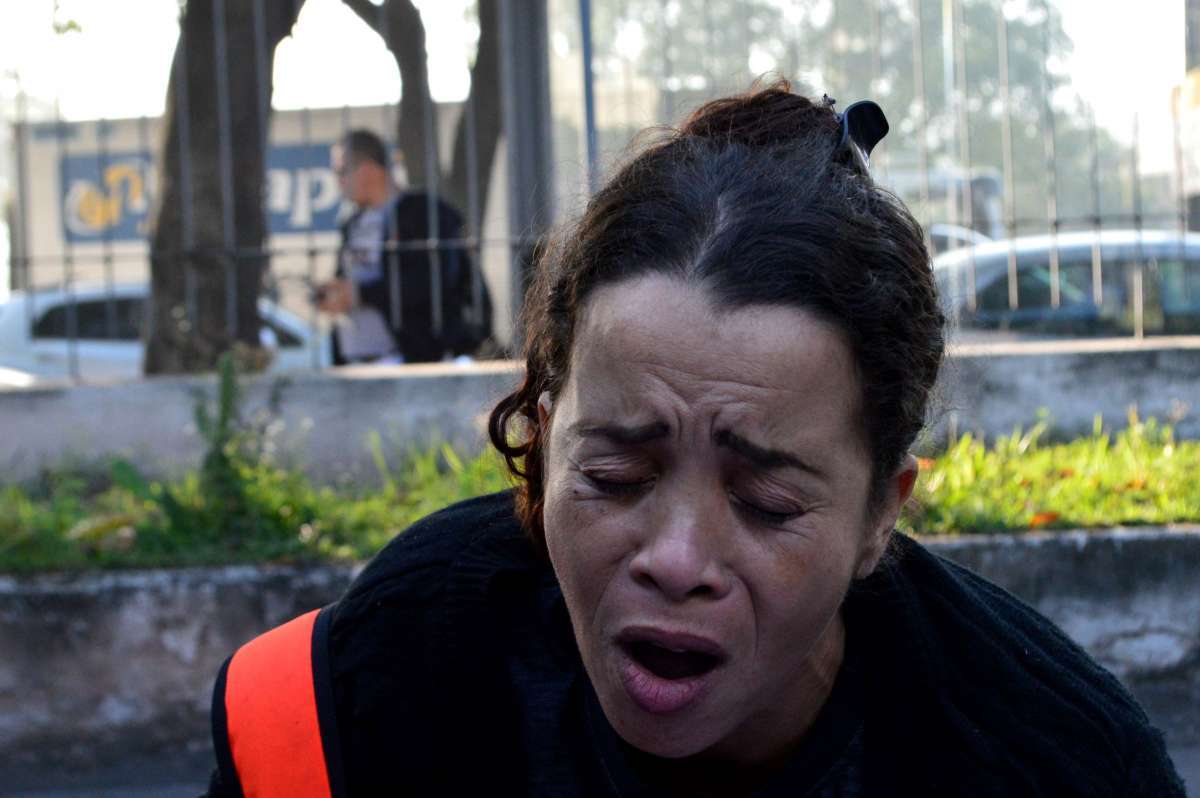 2018-06-21 - AG&Ecirc;NCIA DE NOT&icirc;CIAIS - PARCEIRO - Pais do estudante Marcos Vinicius da Silva, 14 anos, que morreu v&iacute;tima de bala perdida no Complexo da Mar&eacute;, Zona Norte do Rio, durante opera&ccedil;&atilde;o da Pol&iacute;cia Civil, na quarta-feira (20),  foram ao IML para liberar o corpo do adolescente