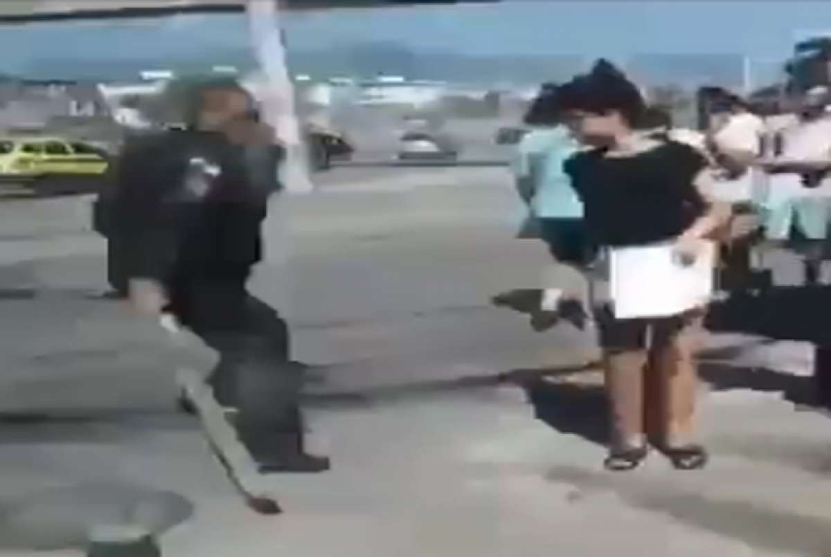 Policial tenta bater em estudante com pedaço de madeira durante ato que contestava morte de Marcos Vinicius, assassinado na Maré na última quarta-feira