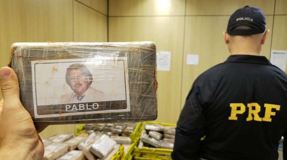 Alguns tabletes de cocaína traziam a foto e o nome do narcotraficante colombiano Pablo Escobar, morto em 1993
- Divulgação