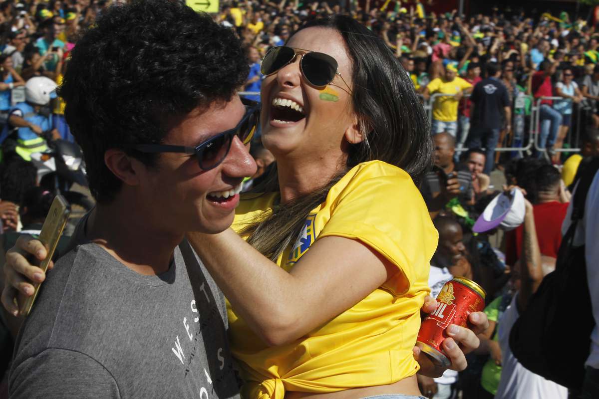 Torcida Brasileira assistindo Brasil e Croacia no telão na Praça Mauá,, Foto  Severino  Silva Agencia O Dia