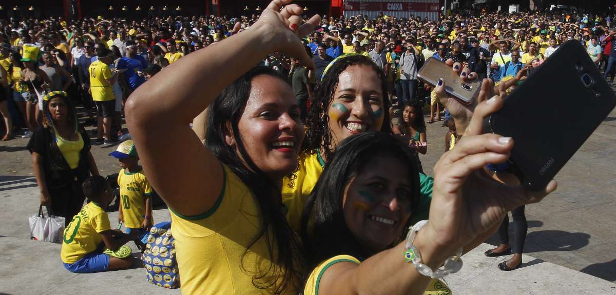 As torcedoras aproveitam o evento na Praça Mauá para ver a partida e também tirar selfies - Severino Silva