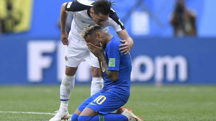 Neymar cai no choro e � consolado pelo costarriquenho Oviedo