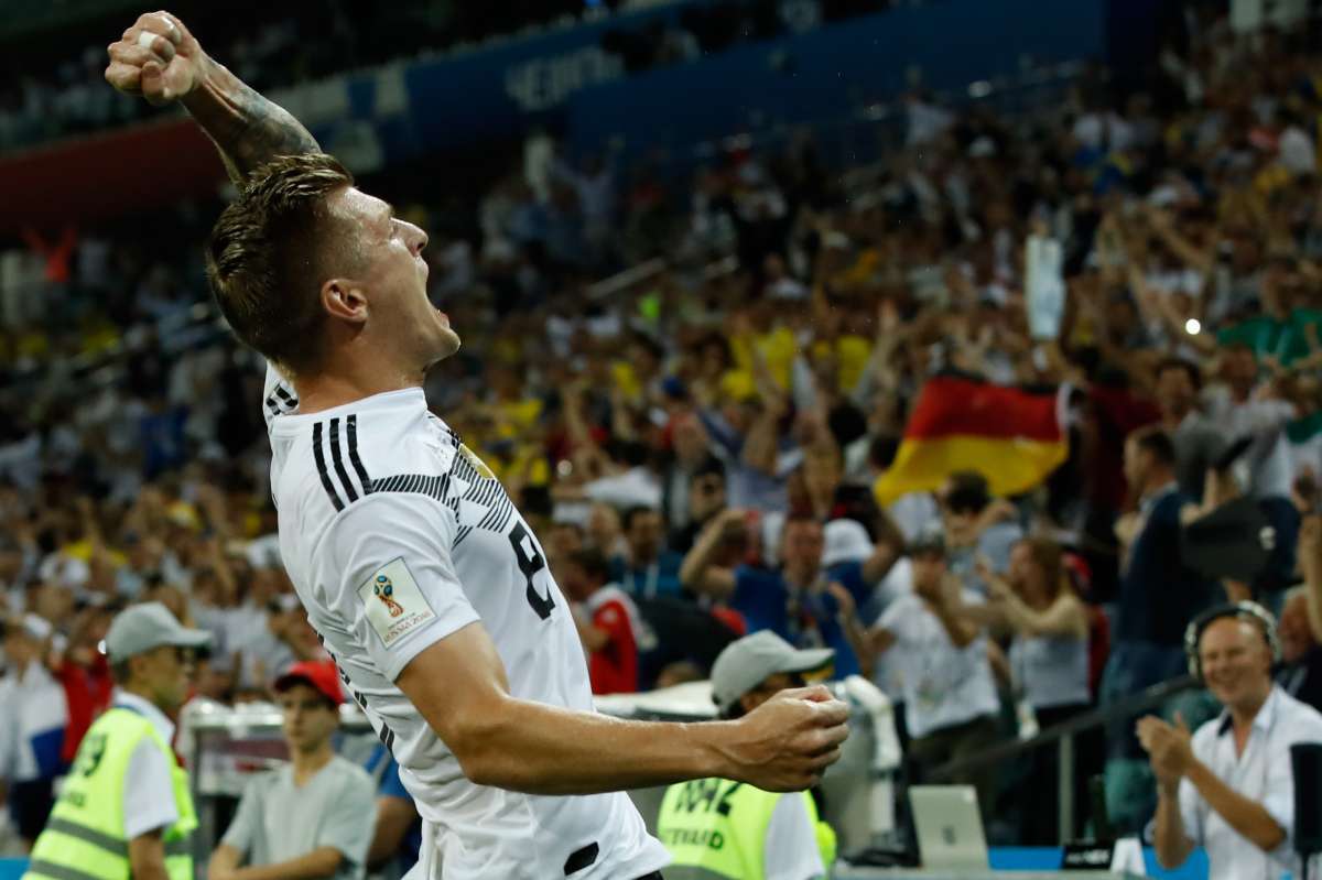 Germany's midfielder Toni Kroos celebrates scoring the 2-1 goal with his teammates during the Russia 2018 World Cup Group F football match between Germany and Sweden at the Fisht Stadium in Sochi on June 23, 2018. / AFP PHOTO / Nelson Almeida / RESTRICTED TO EDITORIAL USE - NO MOBILE PUSH ALERTS/DOWNLOADS