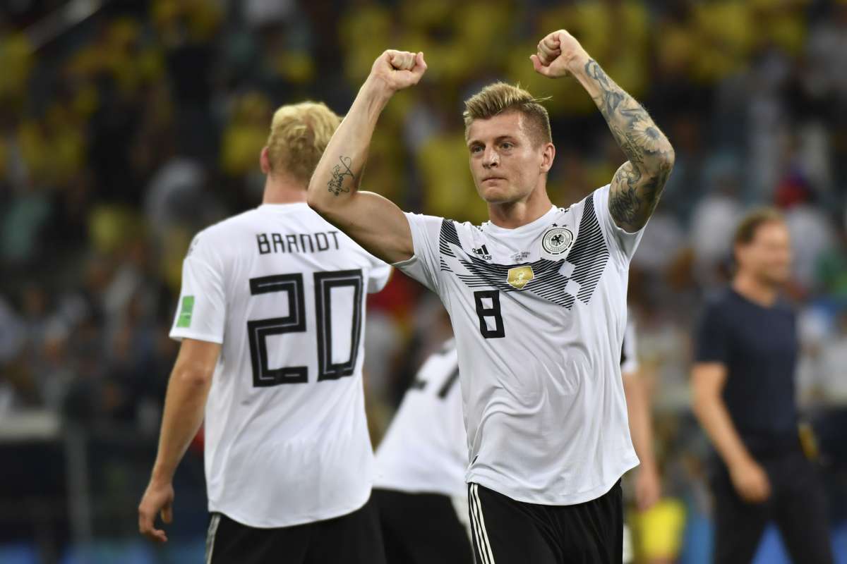 Germany's midfielder Toni Kroos celebrates scoring the 2-1 goal with his teammates during the Russia 2018 World Cup Group F football match between Germany and Sweden at the Fisht Stadium in Sochi on June 23, 2018. / AFP PHOTO / Nelson Almeida / RESTRICTED TO EDITORIAL USE - NO MOBILE PUSH ALERTS/DOWNLOADS