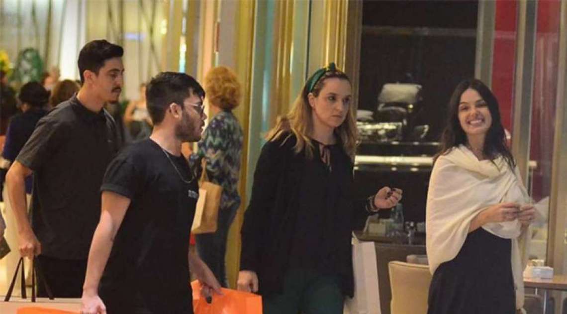 Grávida, Isis Valverde conta com ajuda para carregar suas compras. Atriz espalhou simpatia em shopping no Rio - AgNews
