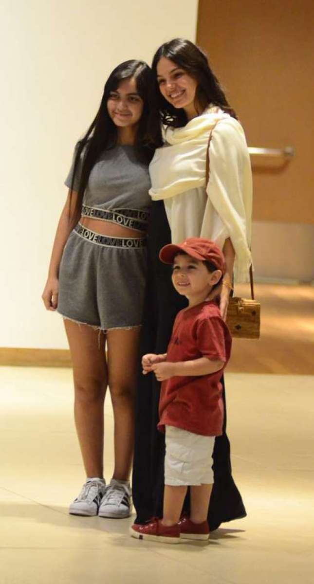 Grávida, Isis Valverde conta com ajuda para carregar suas compras. Atriz espalhou simpatia em shopping no Rio