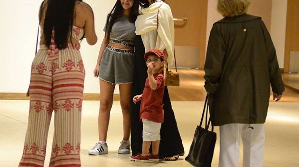 Grávida, Isis Valverde conta com ajuda para carregar suas compras. Atriz espalhou simpatia em shopping no Rio