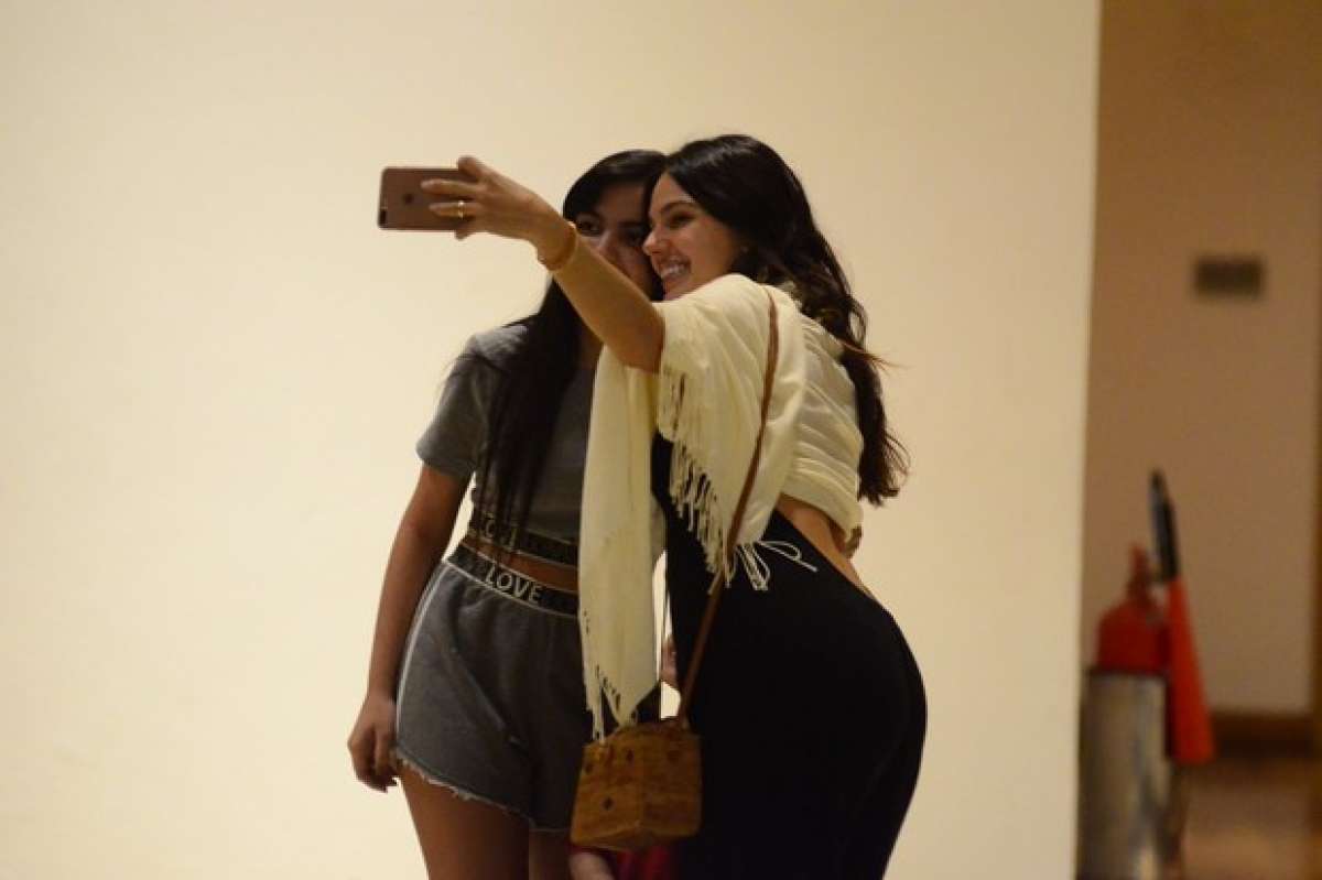 Grávida, Isis Valverde conta com ajuda para carregar suas compras. Atriz espalhou simpatia em shopping no Rio