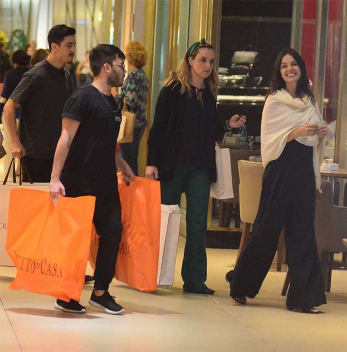 Grávida, Isis Valverde conta com ajuda para carregar suas compras. Atriz espalhou simpatia em shopping no Rio