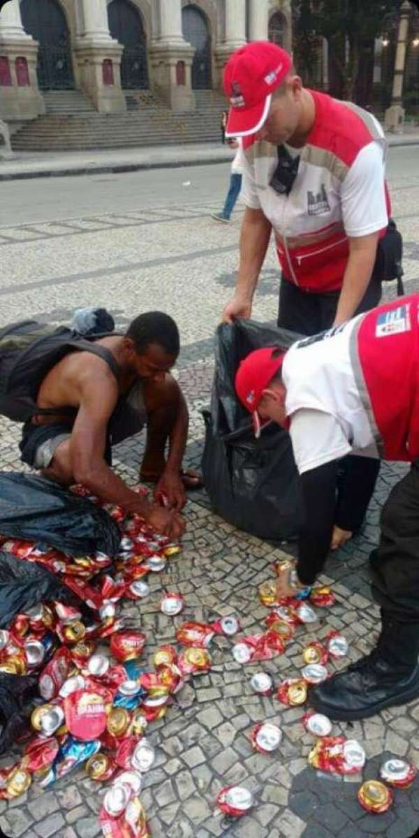 Agentes do Centro presentes ajudam catador de latinhas na Cinelândia 